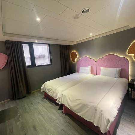 Check Inn Taichung Wenxin Zhongqing Dış mekan fotoğraf